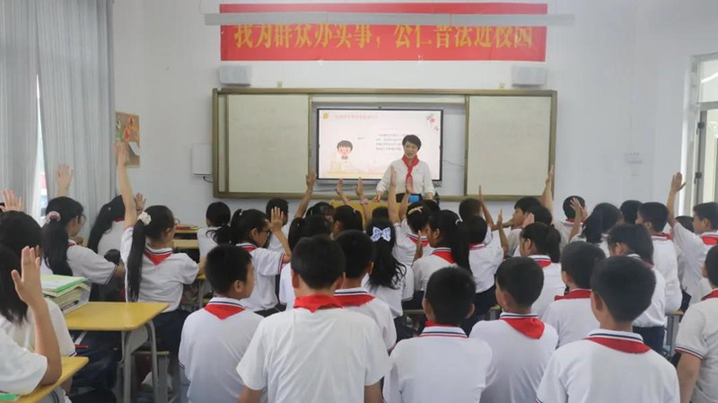 吴华萍律师坳上小学开展法制讲座